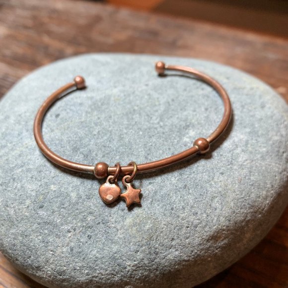 128. Avon New Preppy Copper Tone Cuff Bancle Bracelet w/Star & Heart Charms - Picture 3 of 3